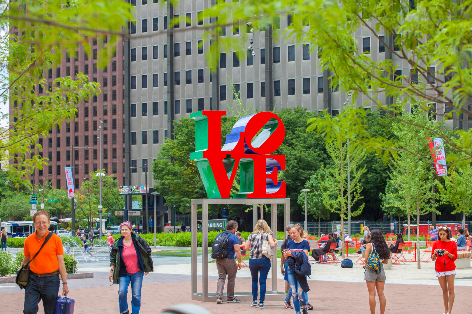 Love square. Love скульптура в Филадельфии. Love Park.